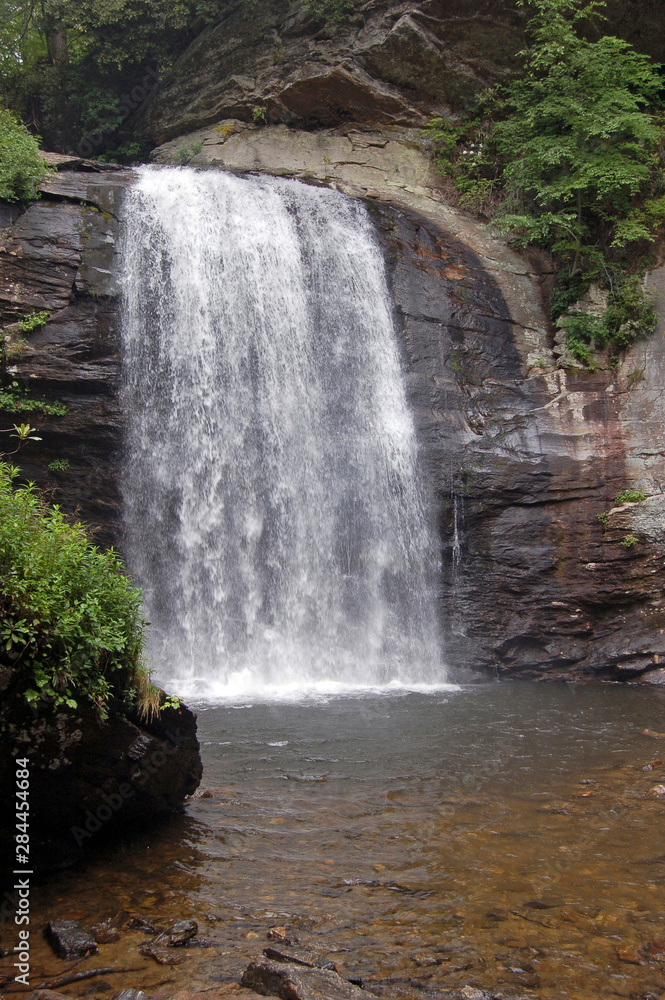 Obraz premium North Carolina, Asheville. Looking Glass Falls