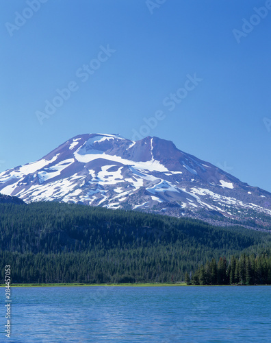 OR  Deschutes NF  Sparks Lake with view of the South Sister