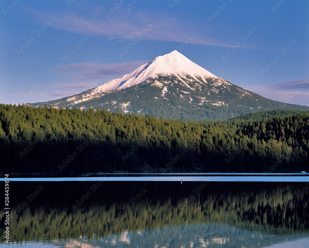 Naklejka premium USA, Oregon, Mt McLoughlin. Mt McLoughlin, 9495 feet high, reflects in Willow Lake in the Cascades Range of southern Oregon.