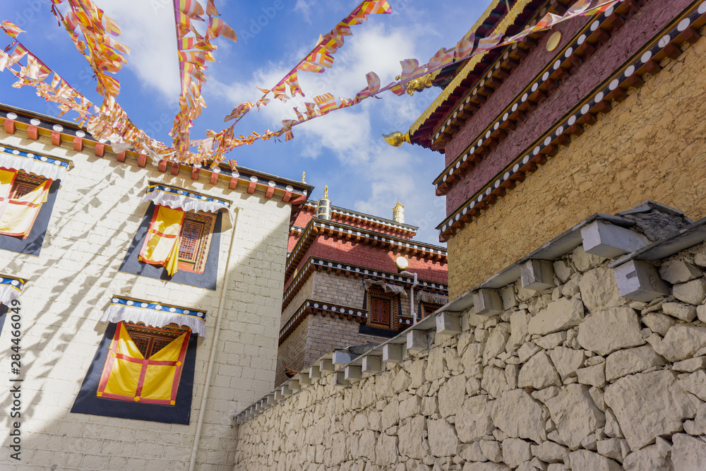 The Tibet traditional architecture Characteristics of Songzanlin Monastery is the largest Tibetan Buddhism monastery in Zhongdian or Shangri la, Yunnan. Inspired to Built in the style of Potala Palace