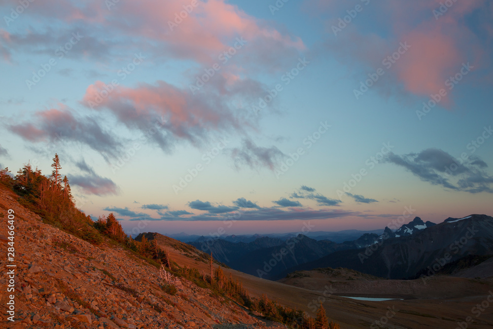 Fototapeta premium Clouds on Cascade Mountains
