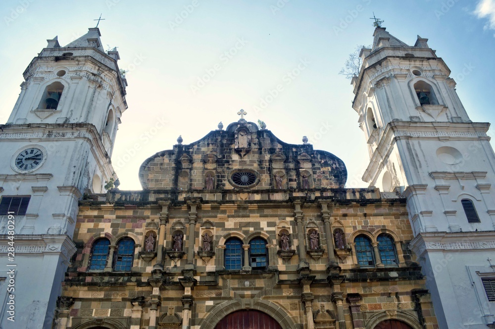 Plaza catedral (Plaza Mayor) ubicada en Casco Viejo Panamá. Sitio Patrimonio de la humanidad UNESCO. Acercamiento de la parte superior frontal de la iglesia en la antigua de Panamá 