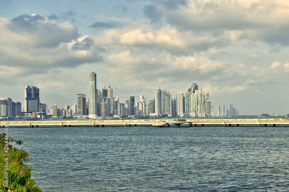 Amplio panorama del horizonte de la ciudad de Panamá. Vista de los rascacielos desde la costa de casco viejo. Hermoso horizonte y paisaje arquitectónico urbano en el centro