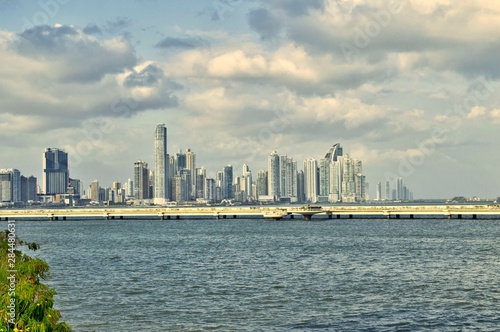 Amplio panorama del horizonte de la ciudad de Panamá. Vista de los rascacielos desde la costa de casco viejo. Hermoso horizonte y paisaje arquitectónico urbano en el centro © Josuhe