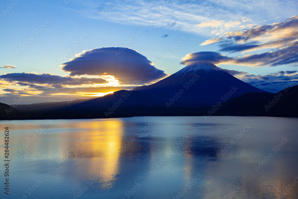 富士山と日の出、山梨県本栖湖にて