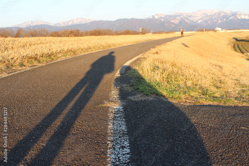 夕焼けの道と人物の影 Stock Photo Adobe Stock 夕焼けの道と人物の影 Stock Photo Adobe Stock