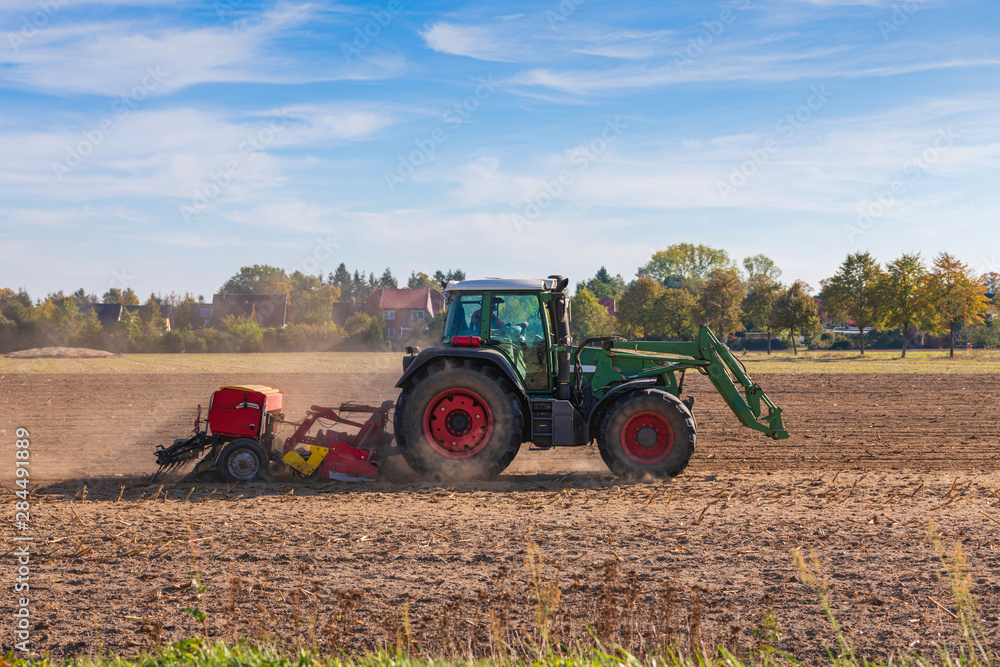Fototapeta premium Ein Traktor bei der Aussaat