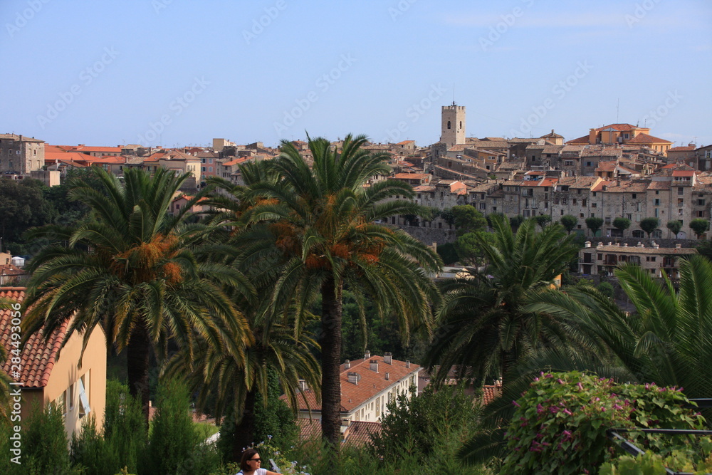 le village de Vence derrière les palmiers