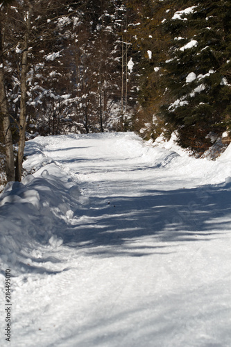 Mountain road in winter © ffolas