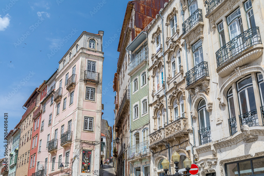 Rue escarpée à Coimbra, Portugal