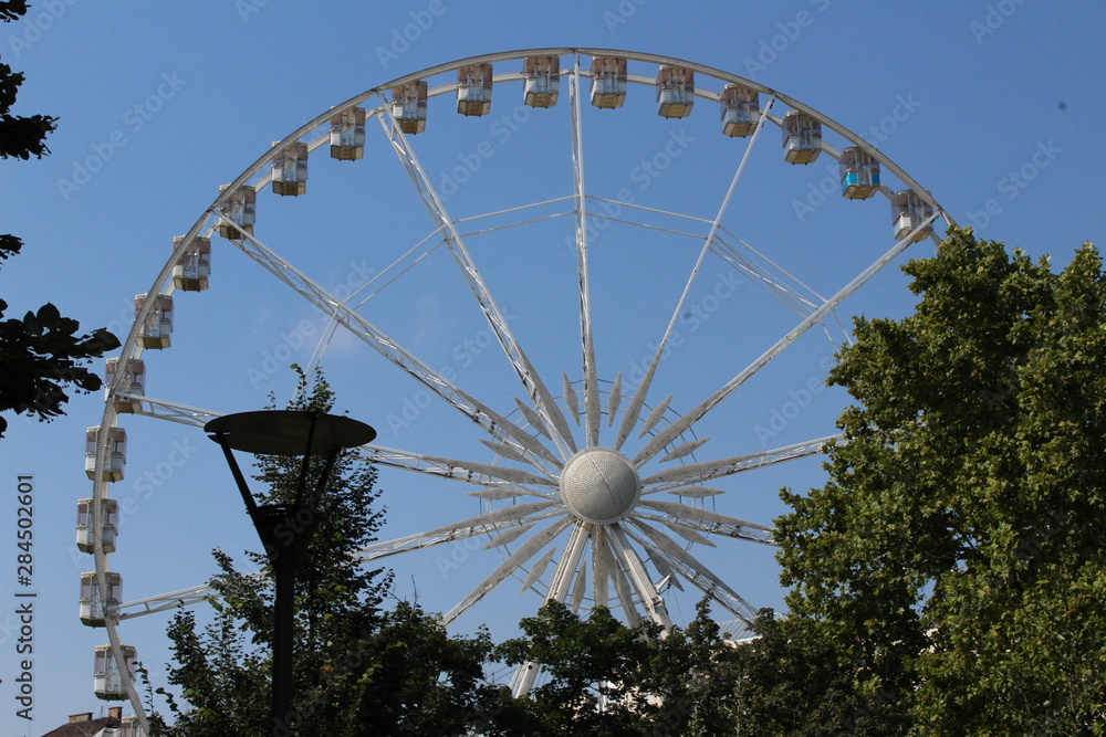 Fototapeta premium ferris wheel on blue sky