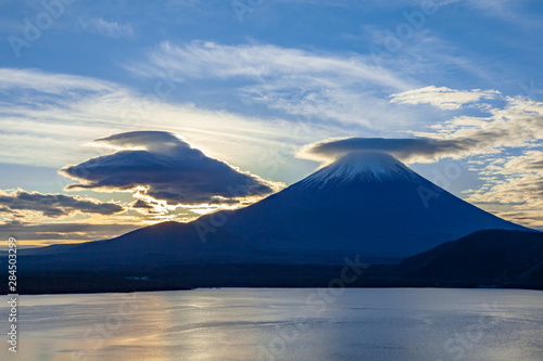 夜明けの富士山、山梨県本栖湖にて © photop5