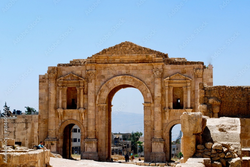 hadrian's arch Jerash
