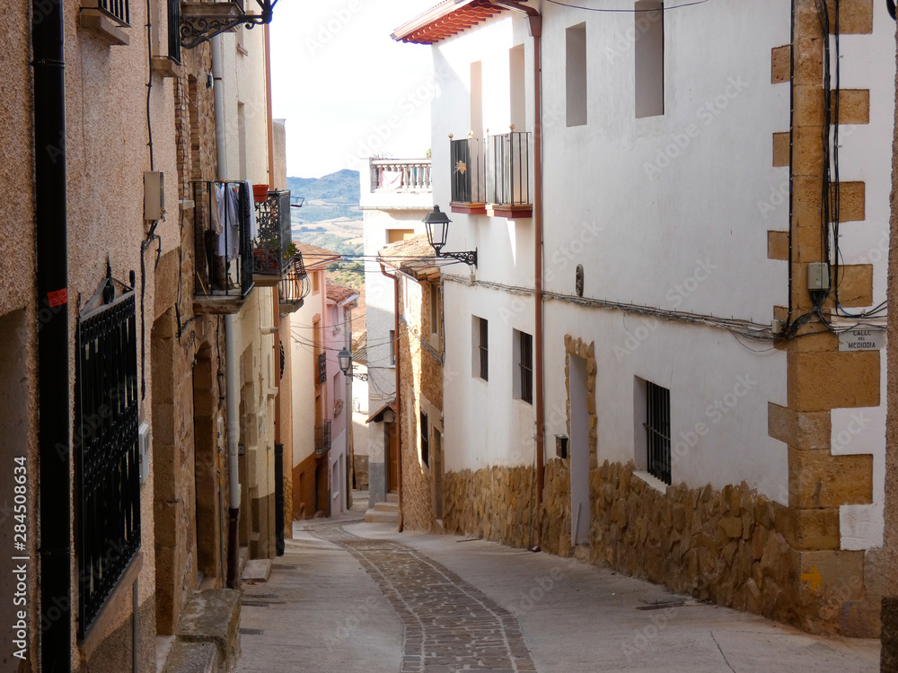Fototapeta premium Población de Cirauqui, por donde pasa el Camino de Santiago en la comunidad de Navarra, España
