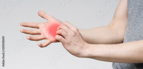Foto Man scratching his itchy palm with rash
