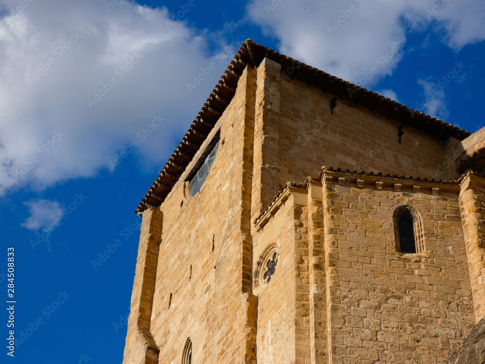 Iglesia en el centro de la ciudad de Estella, Navarra, españa, cielo azul con nubes