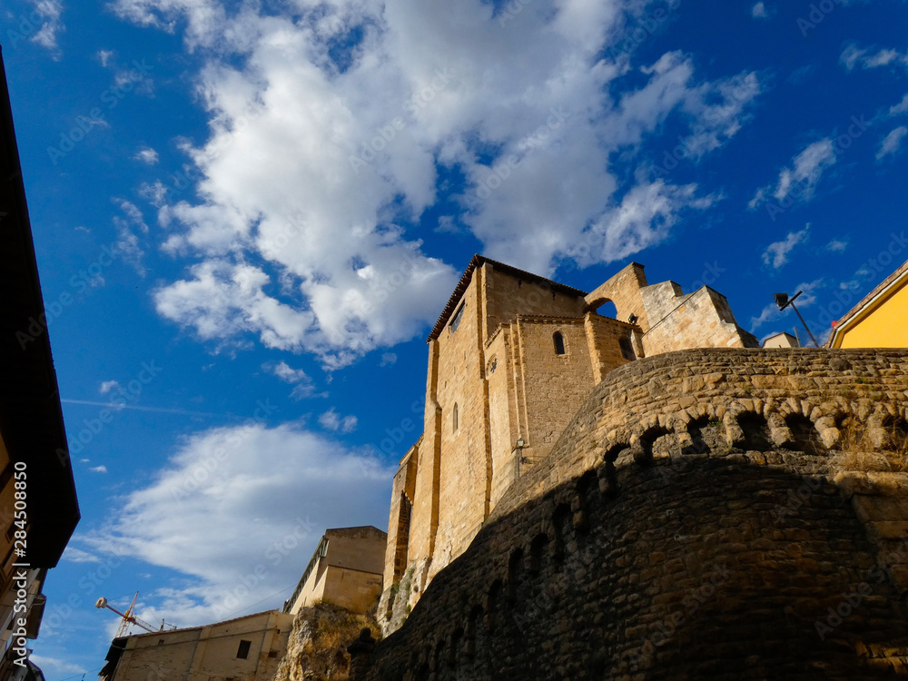 Iglesia en el centro de la ciudad de Estella, Navarra, españa, cielo azul con nubes
