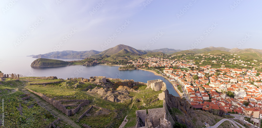 Φωτογραφία Stunning view to Myrina village, Lemnos island, Greece, as seen from the old for