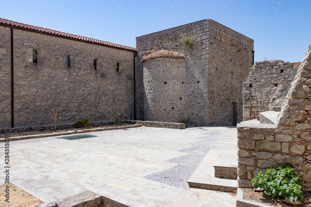 Il castello del Borgo di Montalbano Elicona, Sicilia