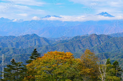上信越国立公園。小川村より北アルプスを望む。長野 日本。１０月下旬。