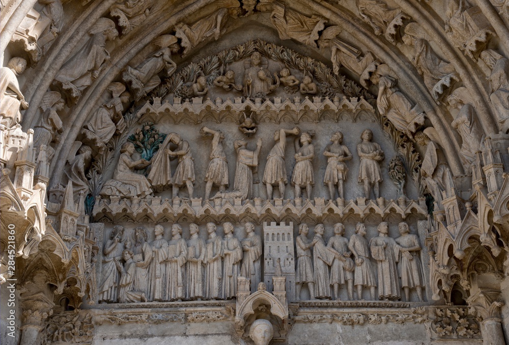 Portique d'entrée de la cathédrale Saint-Étienne de Bourges, France