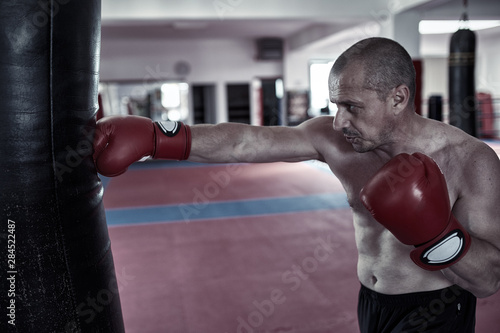 Boxer training at heavy bag © Xalanx