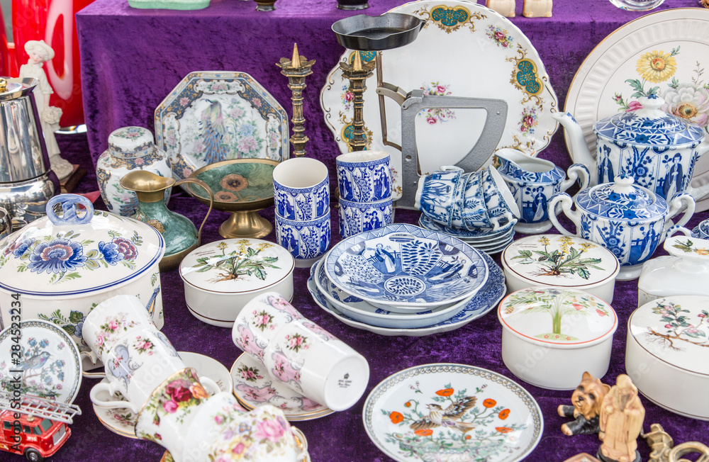 tr-del-zeeland-holland-markt-stand-porzelan-werkzeug-altert-mer-blumen
