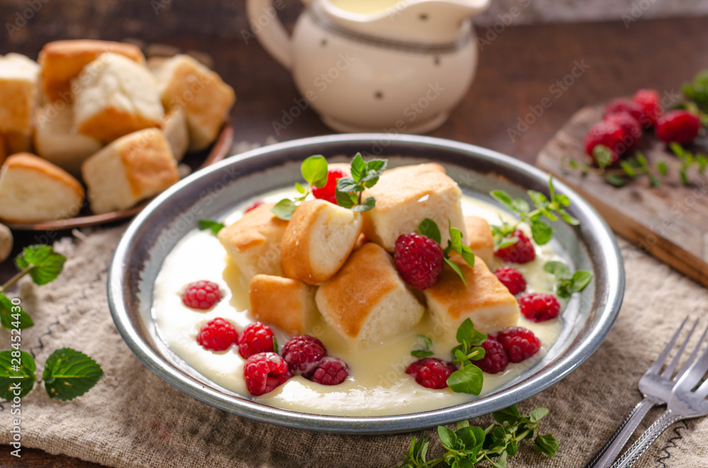 Yeast buns with vanilla sauce Yeast buns with vanilla sauce