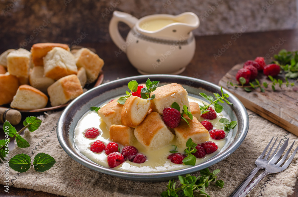 Yeast buns with vanilla sauce Yeast buns with vanilla sauce