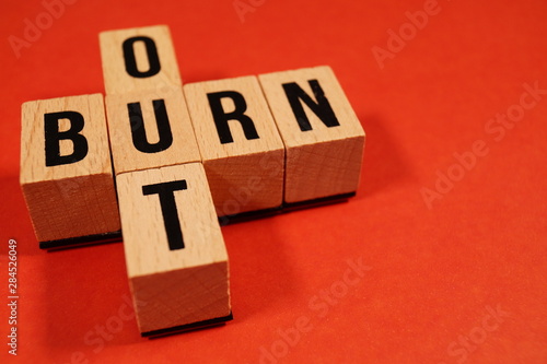 Bild auf Leinwand Burnout Word Written In Wooden Cube