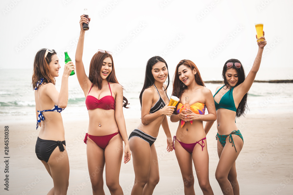 Group of woman friends with bikini on beach - obrazy, fototapety, plakaty 