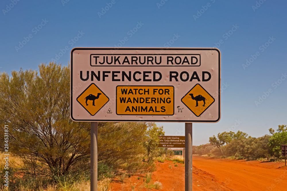 Australien, Hinweisschild an der Tjukaruru Road Australien, Hinweisschild an der Tjukaruru Road