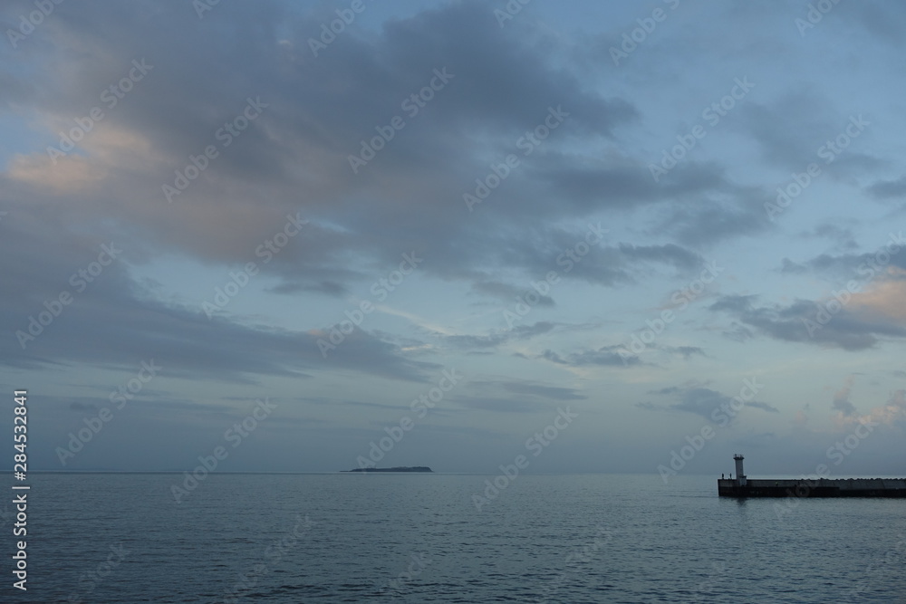 Obraz premium 夕暮れの桟橋と灯台（静岡 伊東）pier at sunset