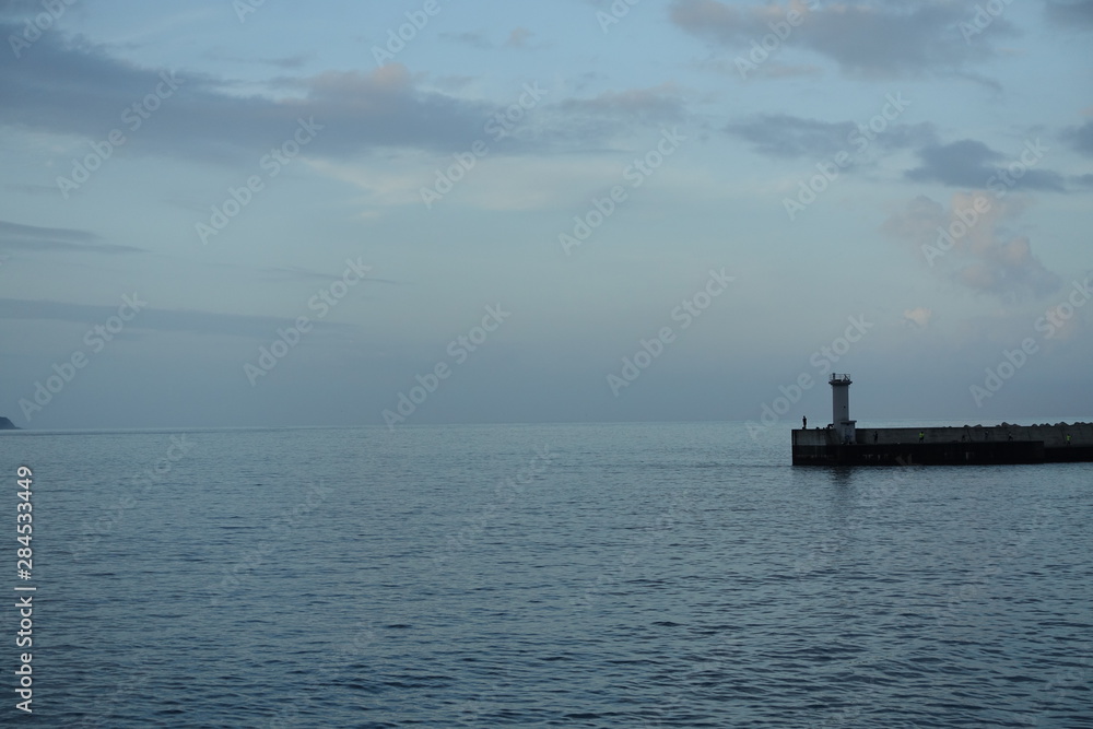 Obraz premium 夕暮れの桟橋と灯台（静岡 伊東）pier at sunset