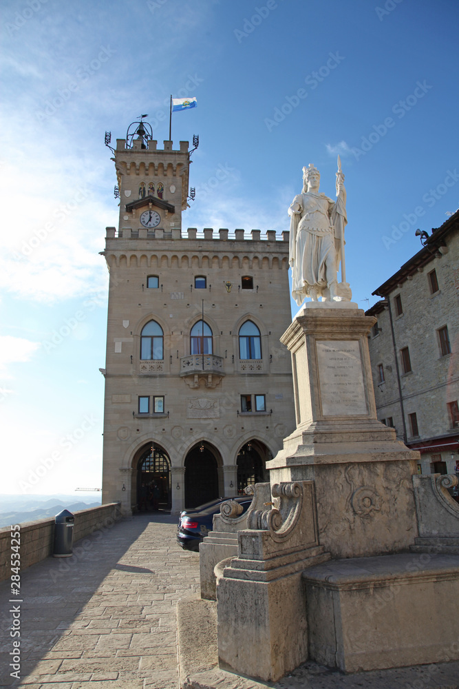 Obraz premium San Marino. City Hall and statue of Liberty in Central Square