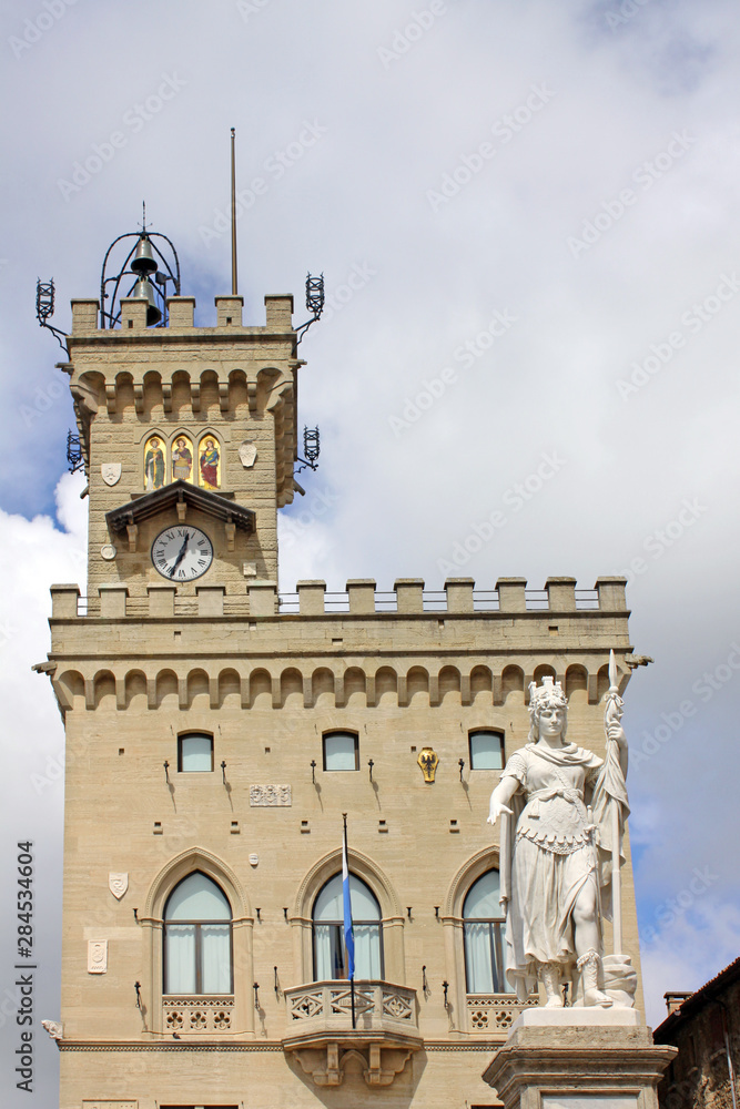 Fototapeta premium San Marino. City Hall and statue of Liberty in Central Square