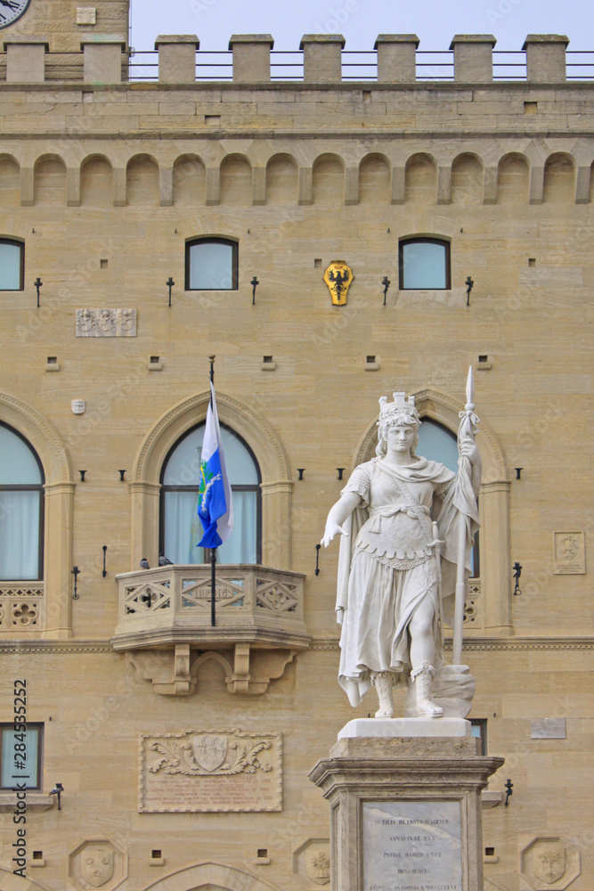 Obraz premium San Marino. City Hall and statue of Liberty in Central Square