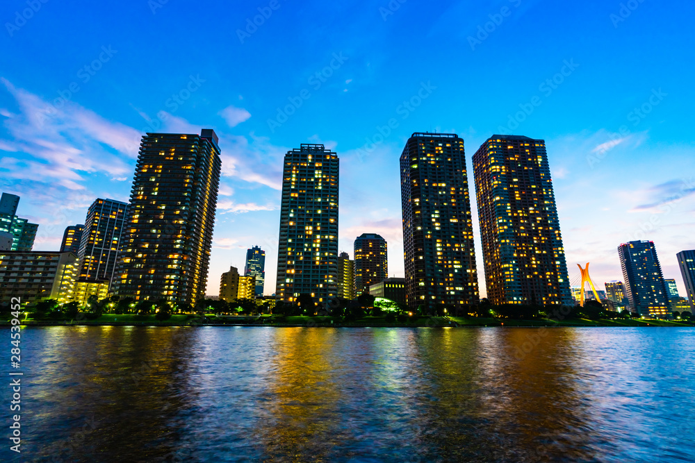 台風後の佃島周辺の高層マンションの夜景