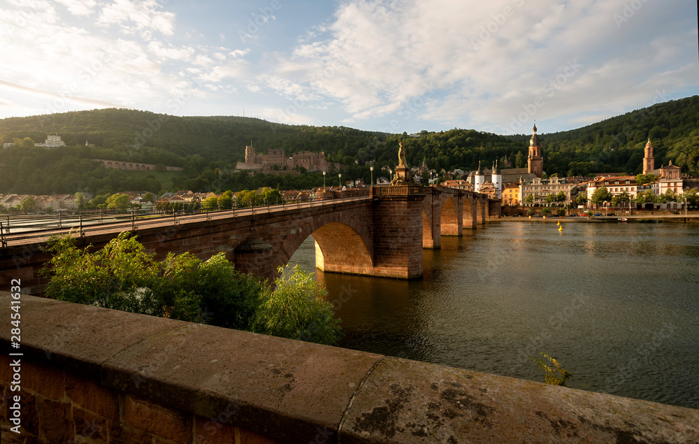 Heidelberg in der Morgensonne, Blick auf Karl-Theodor-Brücke, Brückentor und Schloß