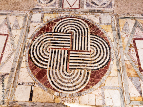 Fotografia Detail of the polychrome opus sectile of the room with the three-light window in