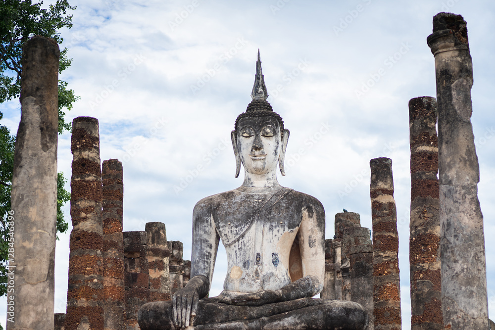 Obraz premium Beautiful ancient buddha at Sukhothai Historical Park ,Sukhothai ,Thailand