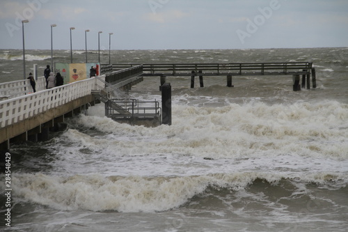 Ostsee Seebrücke Timmendorf im Frühlingssturm 