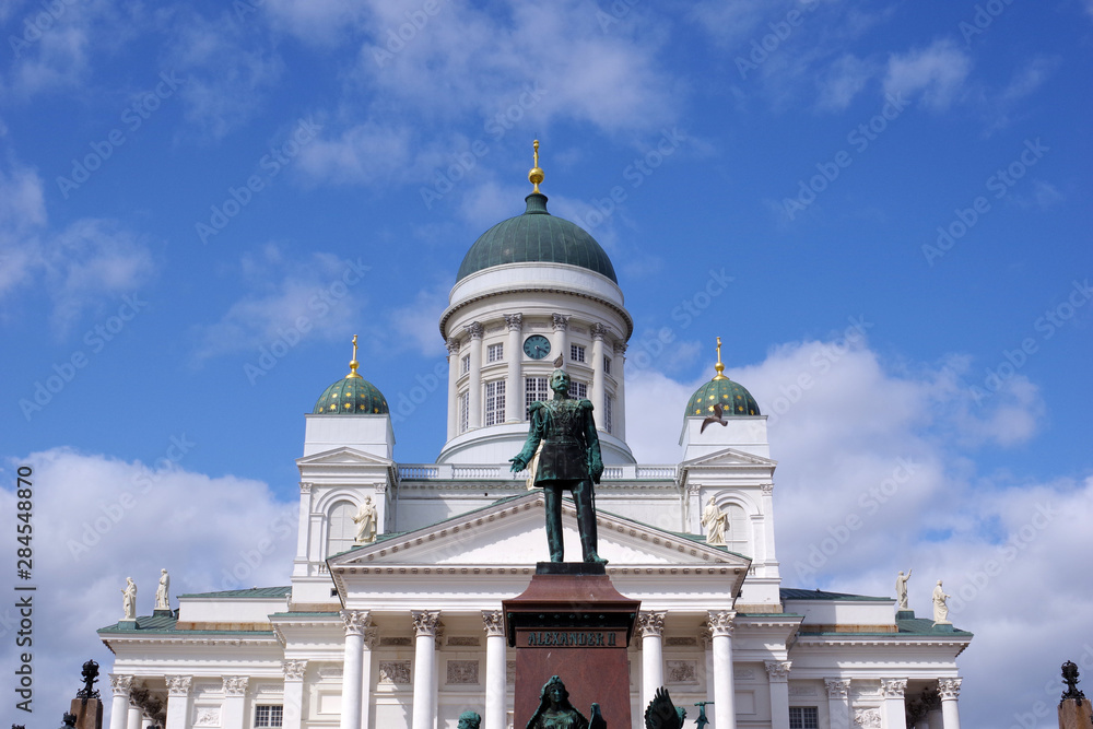 Cathédrale Saint-Nicolas dominant la ville d'Helsinki