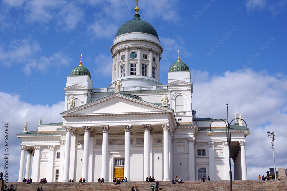Cathédrale Saint-Nicolas dominant la ville d'Helsinki - 4