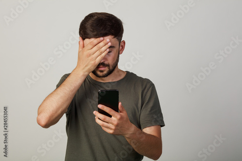 guy covers his face with his hand. Made a fatal mistake. He didn't choose what he needed