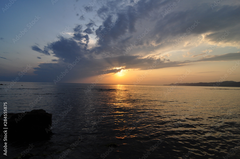 Naklejka premium sunset over the sea