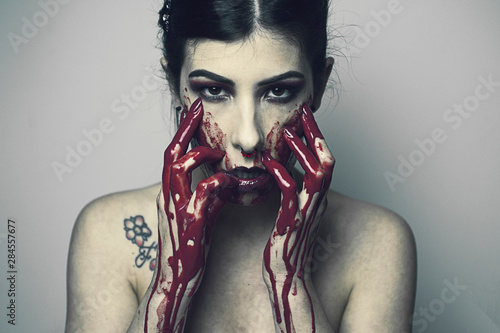 Obraz na płótnie ragazza sangue cannibale