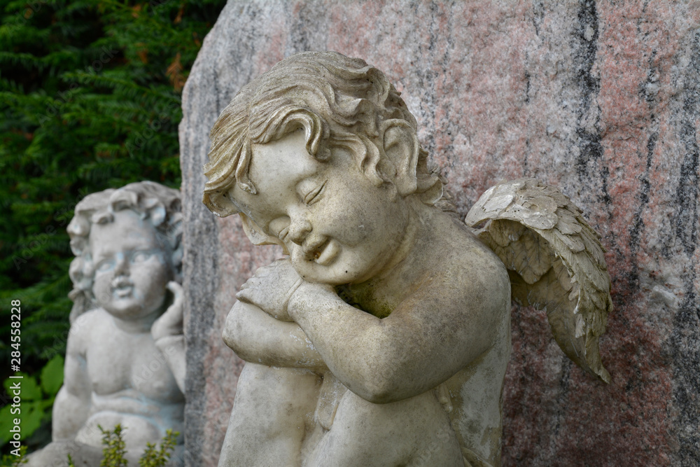 friedhofsengelchen an grabstein