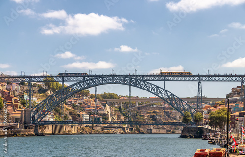 bridge of Dom Luis I (constructed in 1886) in old Porto © Alfredo
