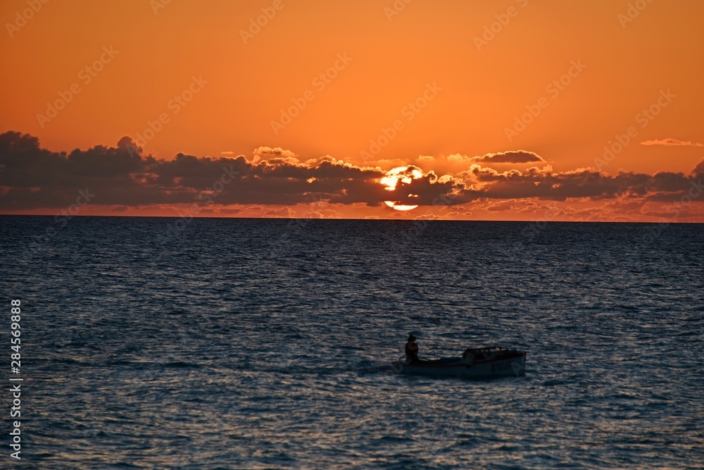 sonnenuntergang mit einem Fischerboot sonnenuntergang mit einem Fischerboot